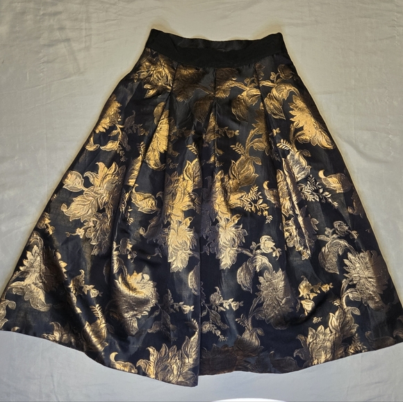 White House Black Market Dresses & Skirts - White House Black Market Metallic Jacquard Full Midi Skirt Black/Gold size 6 NWT